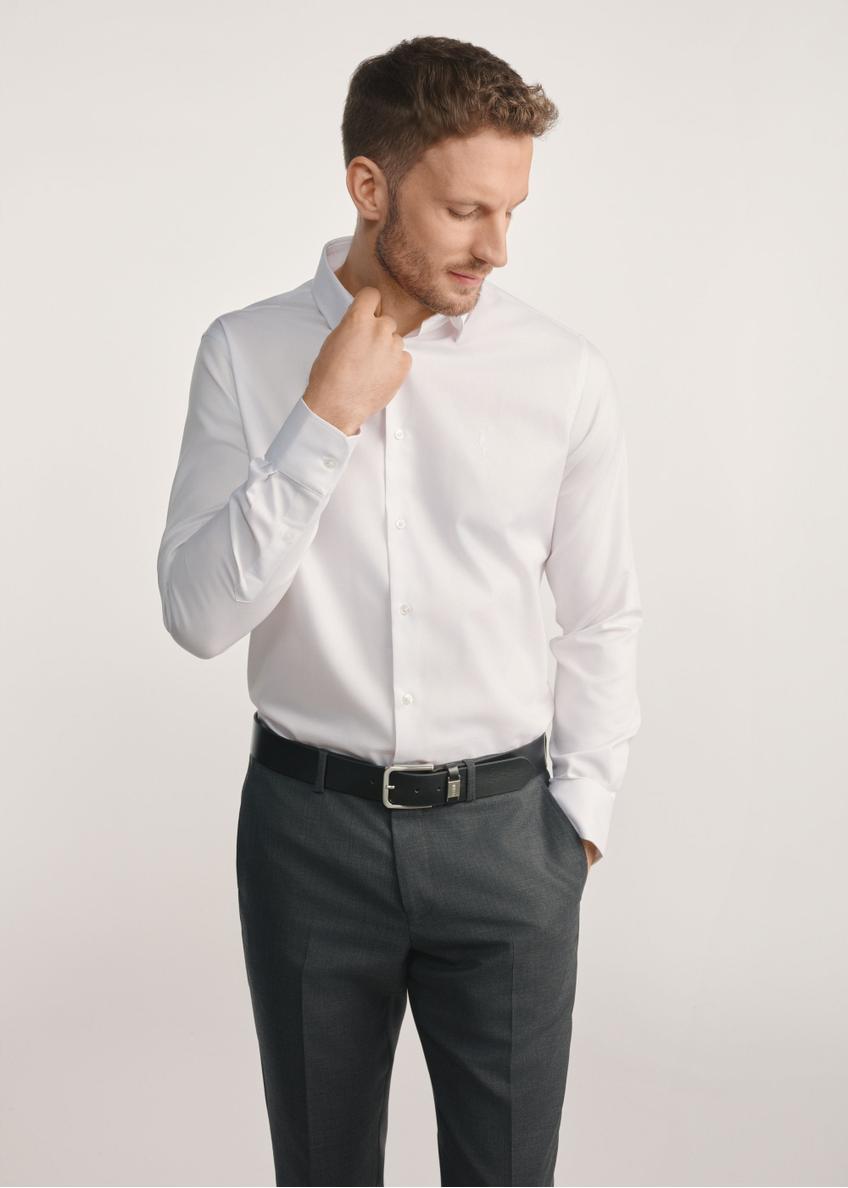 White men's shirt KOSMT-0351A-0A(Z26), front view of the product on the model, half of the silhouette visible.