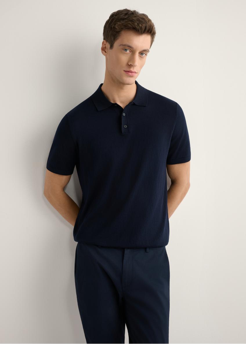 Navy blue silk polo shirt POLMT-0094-7E(W26), front view of the product on the model, half of the silhouette visible.