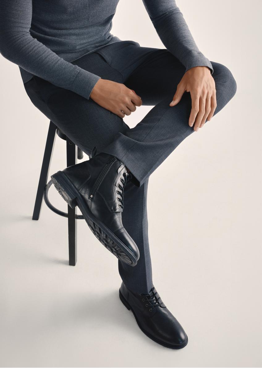 Black men's leather ankle boots BUTYM-0404B-99(Z25), product view on model's feet against a light background.