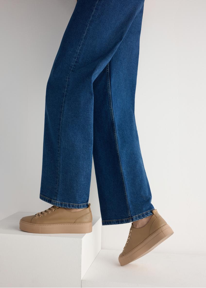 Beige women's leather sneakers BUTYD-1062-1B(W26), side view of the product on the model, half of the silhouette visible.