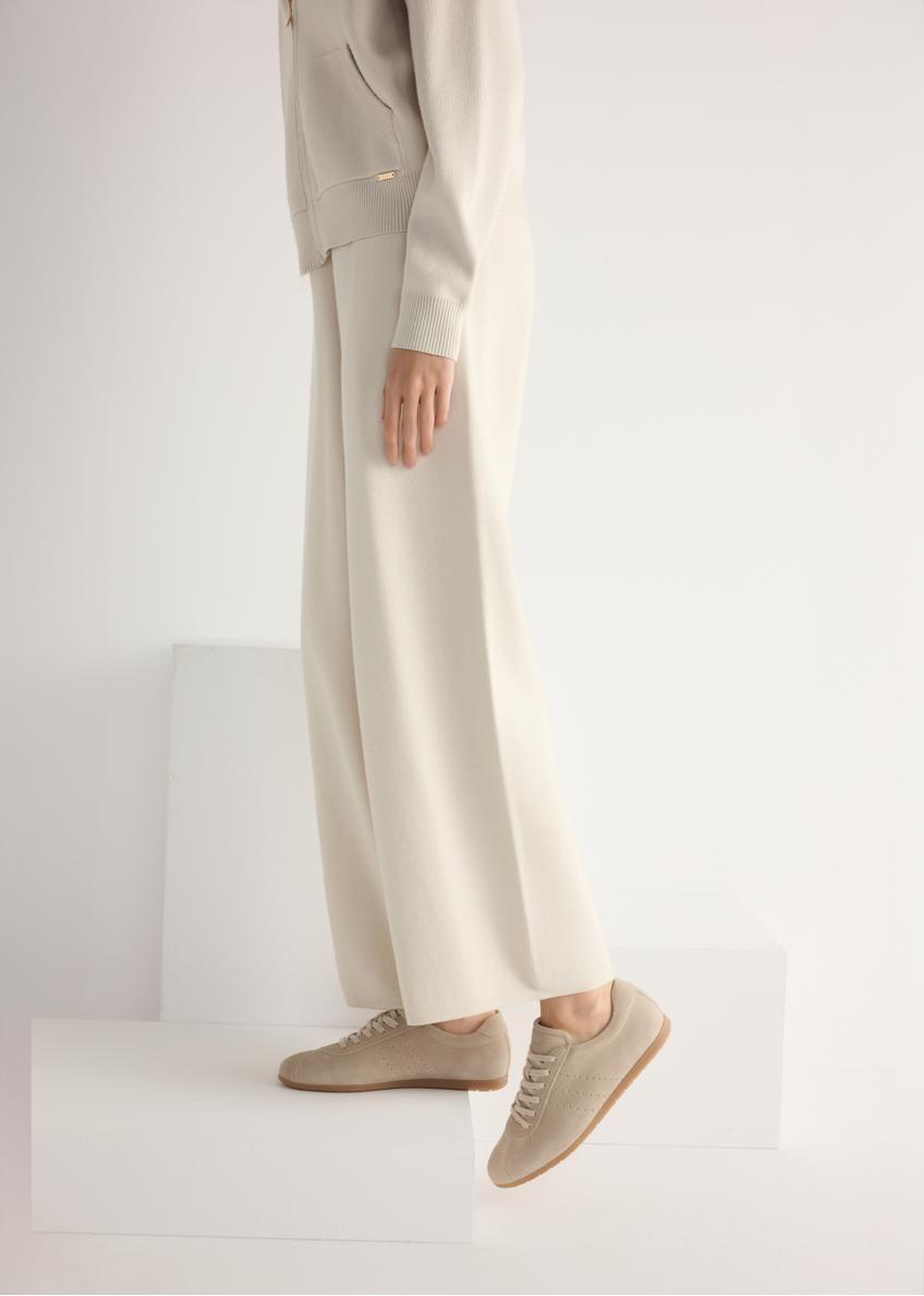 Beige suede women's shoes BUTYD-1261-1A(W26), side view of the product on the model's feet, on a light background.