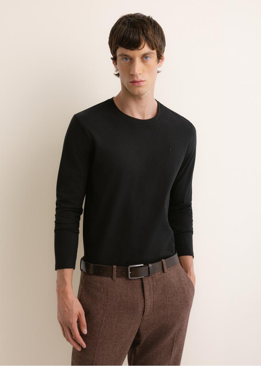 Men's black cotton long-sleeve top LSLMT-0013-99(Z26); front view of the product on a model. Half-body shot.