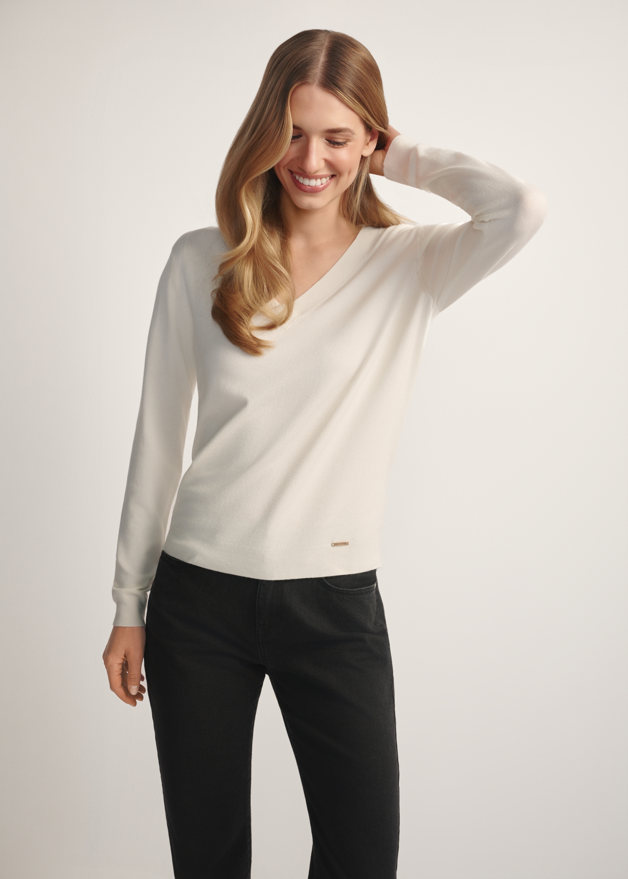 Cream sweater with V-neck SWEDT-0201-0B(W26)